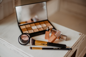 Mẹo tái chế chai, lọ mỹ phẩm thành những vật hữu ích không ai ngờ tới